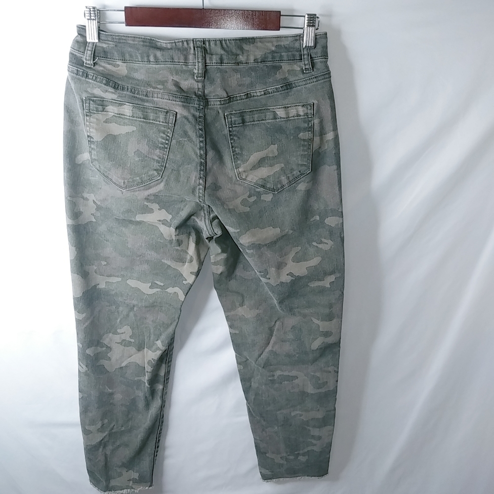 NoBo 11 30x23 Cammo Mid Rise Raw Hem Capri Pants - Picture 3 of 8